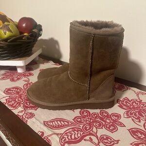 UGGS short brown boots 8